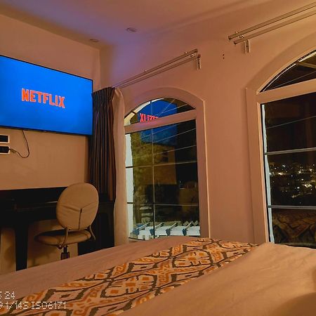 Celestia Boutique Inn - Boutique Stay Overlooking Jerash Ruins 제라시 외부 사진